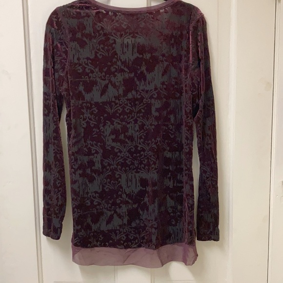 Burgundy cut velvet on black background - Picture 3 of 4